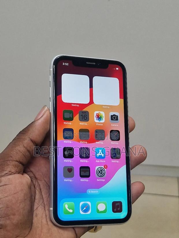 Apple iPhone XR 64 GB White · Photo 2