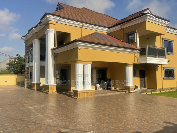 5bdrm Mansion in Lashibi, Sakumono for rent · Photo 1