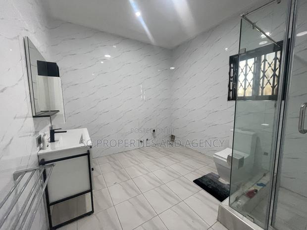 5bdrm Mansion in Lashibi, Sakumono for rent · Photo 6