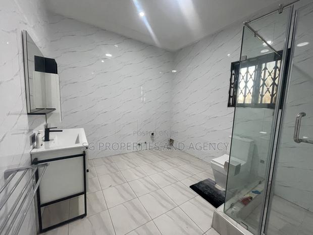 5bdrm Mansion in Lashibi, Sakumono for rent · Photo 5
