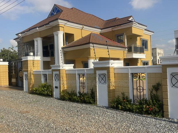 5bdrm Mansion in Lashibi, Sakumono for rent · Photo 2