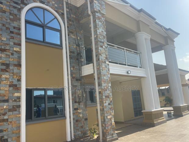 5bdrm Mansion in Lashibi, Sakumono for rent · Photo 4