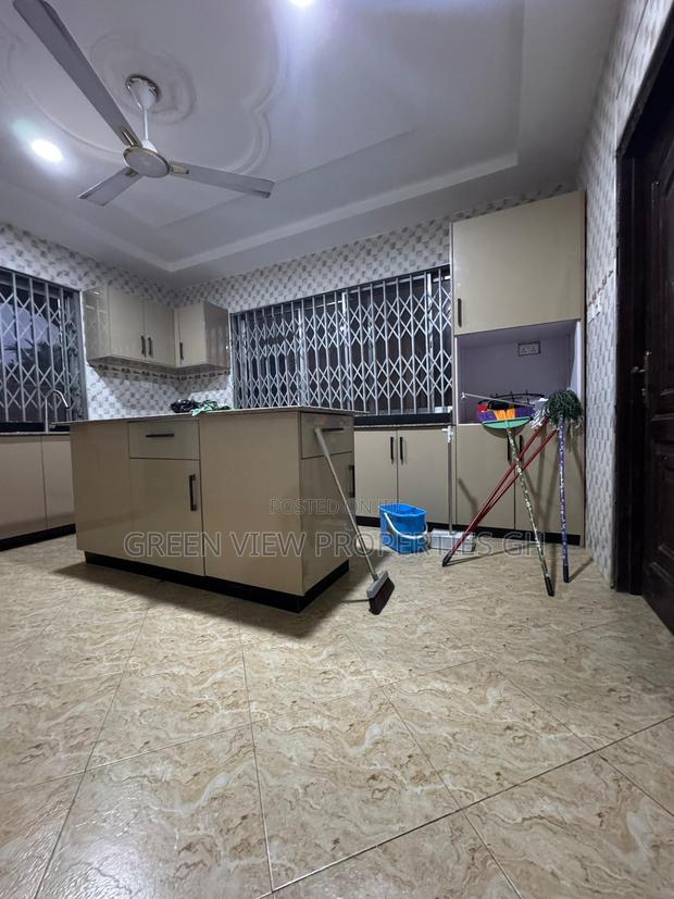 7bdrm Duplex in West Hills Mall Area for rent · Photo 2