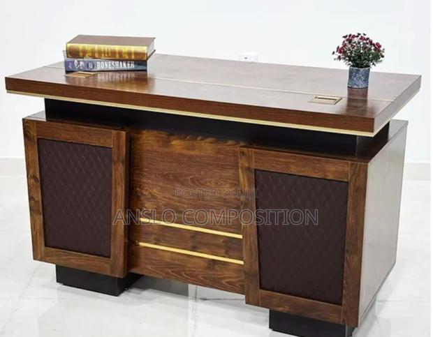 Modern Elegant Office Table · Photo 1