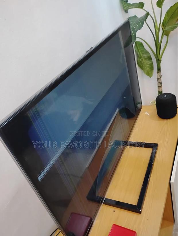Samsung Smart TV 50 Inches. Spoilt Screen · Photo 1