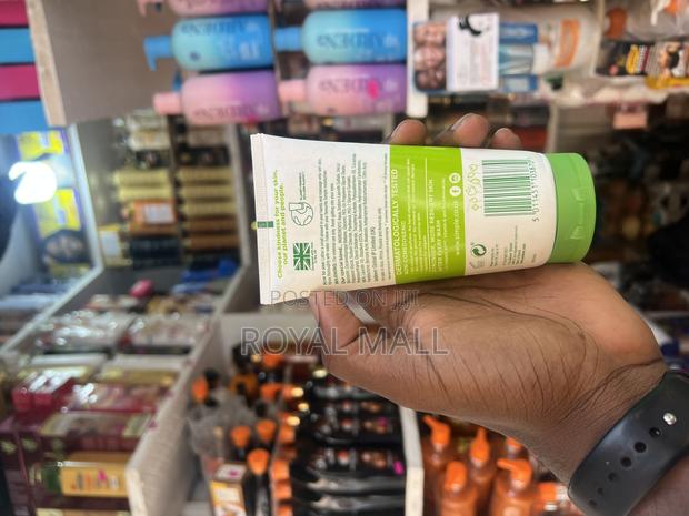 Simple Moisturizing Facial Wash · Photo 2