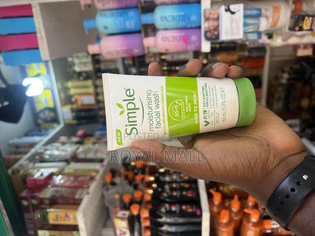 Simple Moisturizing Facial Wash · Photo 1