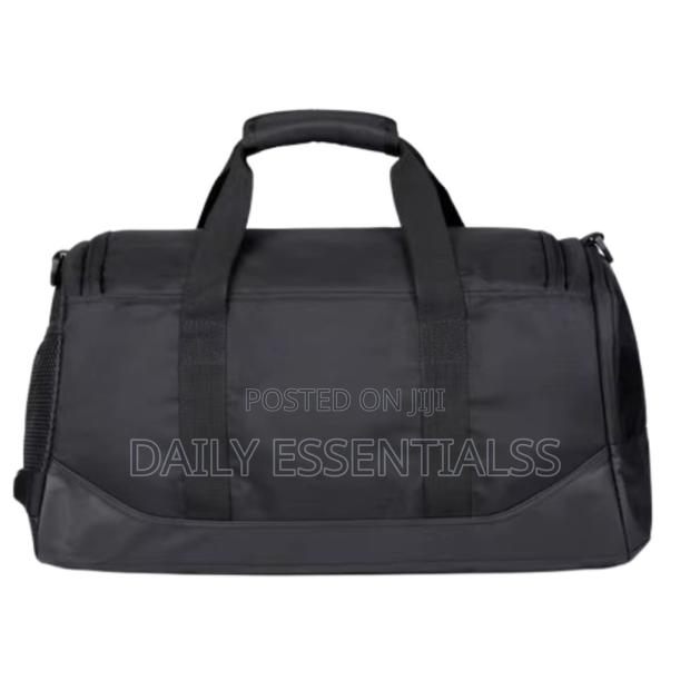 Premium Sports Duffel Bag – Waterproof Material · Photo 1
