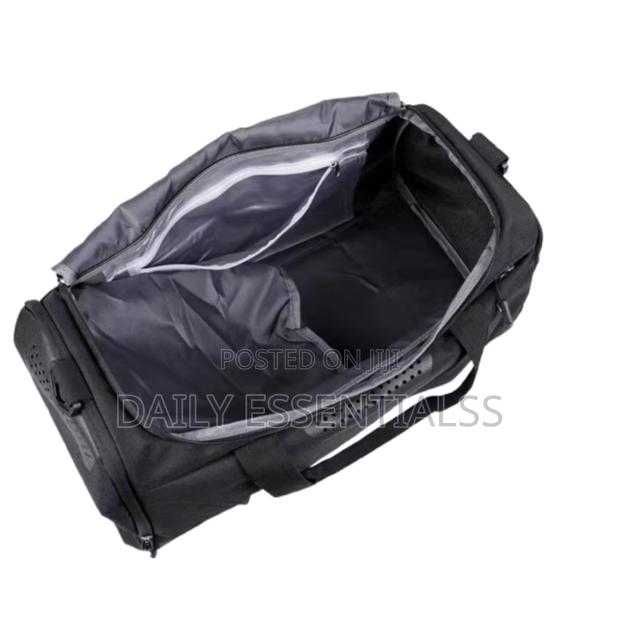 Premium Sports Duffel Bag – Waterproof Material · Photo 2