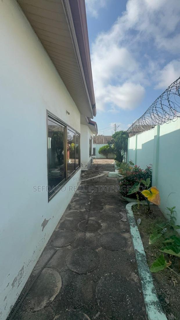 6bdrm House in Kasoa for sale · Photo 4