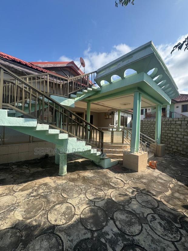 6bdrm House in Kasoa for sale · Photo 2