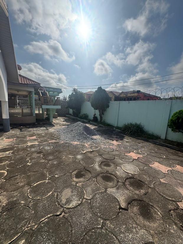 6bdrm House in Kasoa for sale · Photo 3