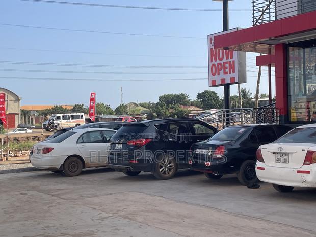 Newly Built Shop for Rent in Comm.25 Tema 4rent · Photo 1