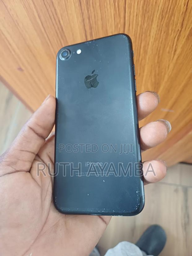 Apple iPhone 7 32 GB Black · Photo 2