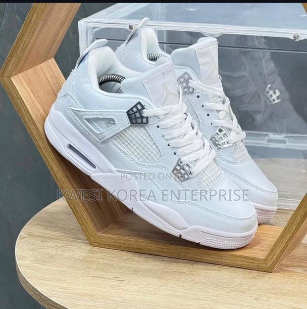 Air Jordan 4 · Photo 2