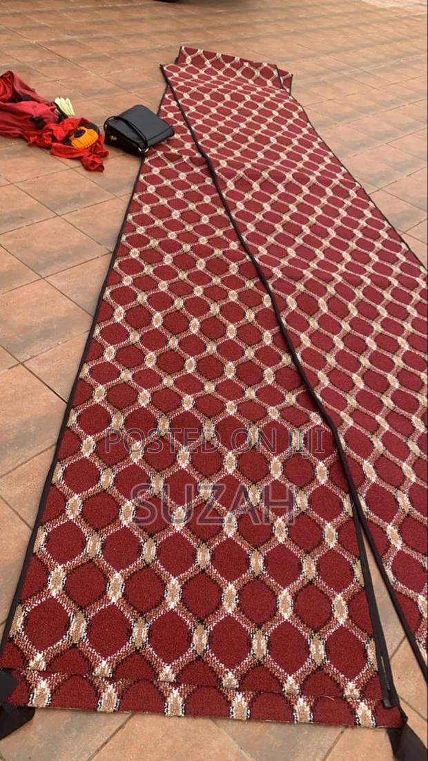 Thick Woolen Carpet · Photo 1