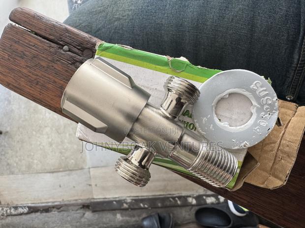 Double Faucet Angle Valve · Photo 3
