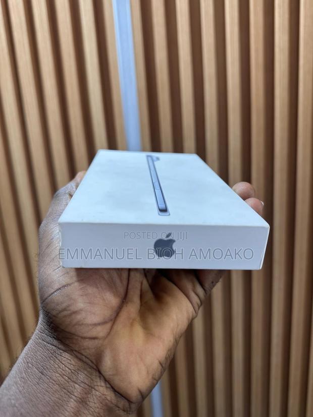 New Apple iPhone Air 256 GB Blue · Photo 3