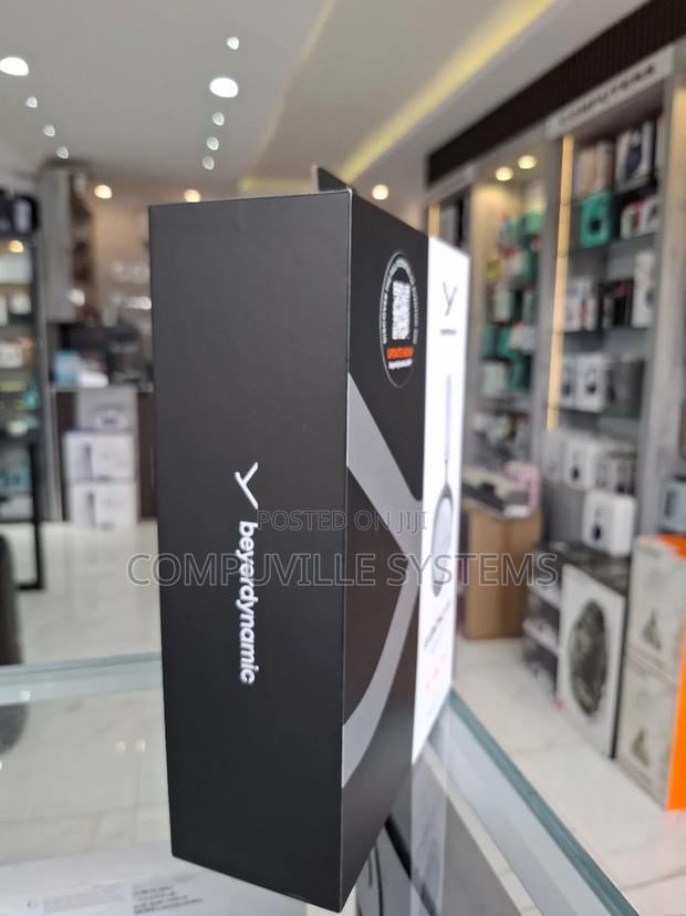 Aventho 300 Over-Ear Wireless Headphones · Photo 2