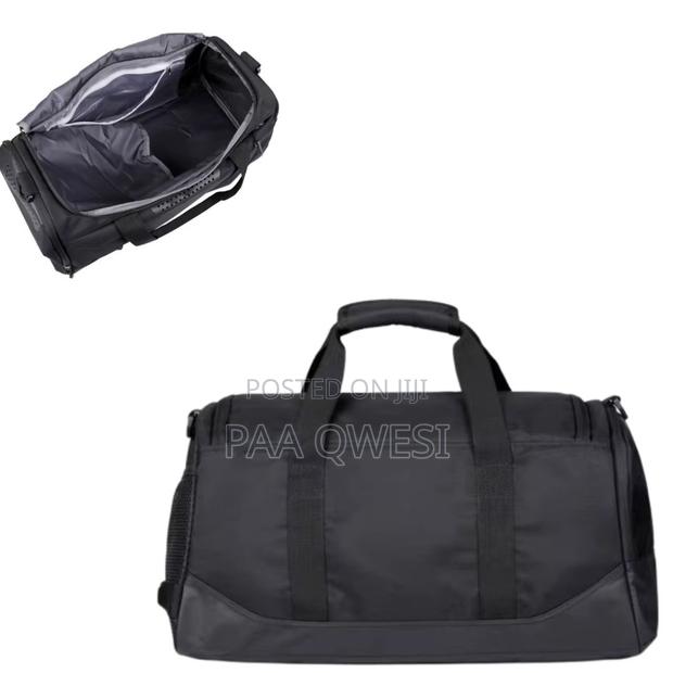Lightweight Fitness Duffel Bag With Multi-Pocket Design · Photo 1