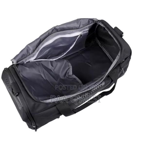 Lightweight Fitness Duffel Bag With Multi-Pocket Design · Photo 2
