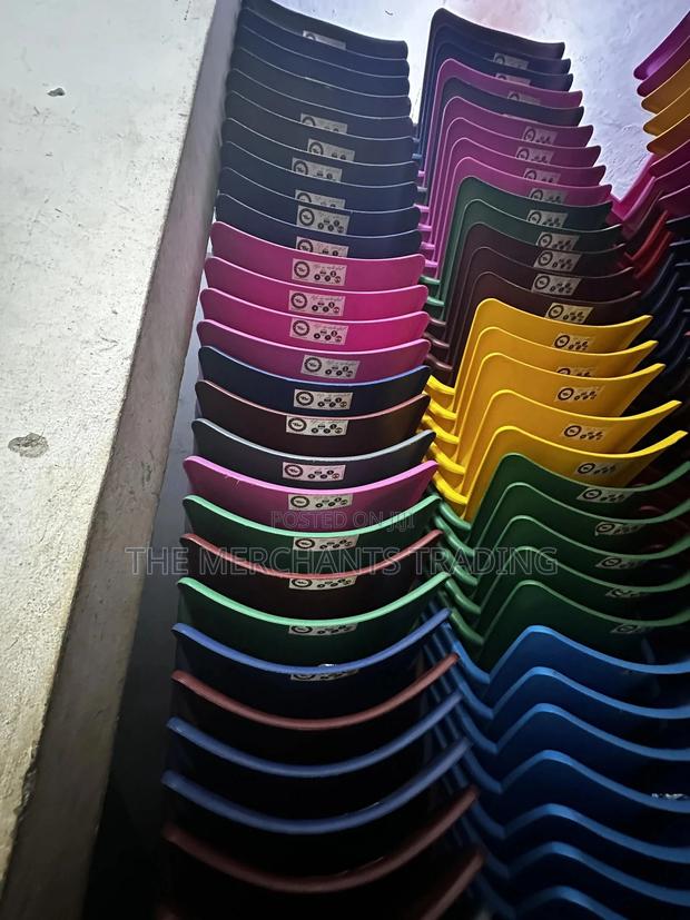 Plastic Chairs With Metal Legs · Photo 5