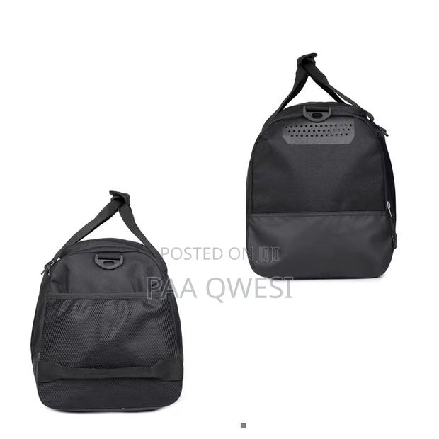 High-Quality Unisex Sports Bag With Strong Zippers · Photo 1