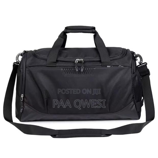 High-Quality Unisex Sports Bag With Strong Zippers · Photo 2