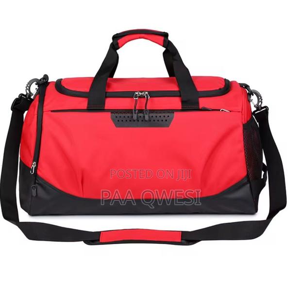 Stylish Gym Duffel With Side Shoe Pocket · Photo 2