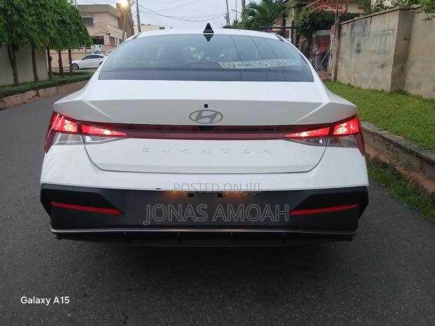 Hyundai Elantra SE IVT 2025 White · Photo 2