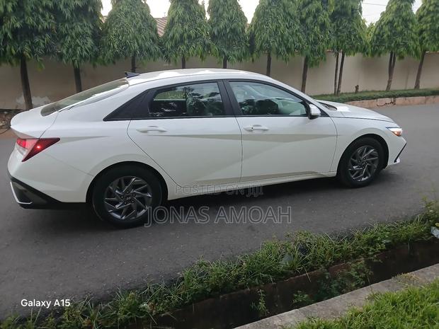 Hyundai Elantra SE IVT 2025 White · Photo 4