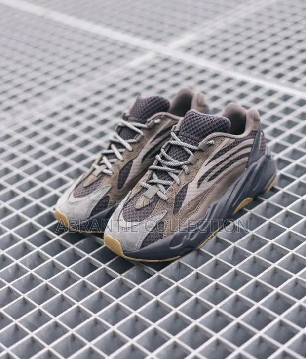 Adidas Yeezy 700 V2 Available · Photo 1