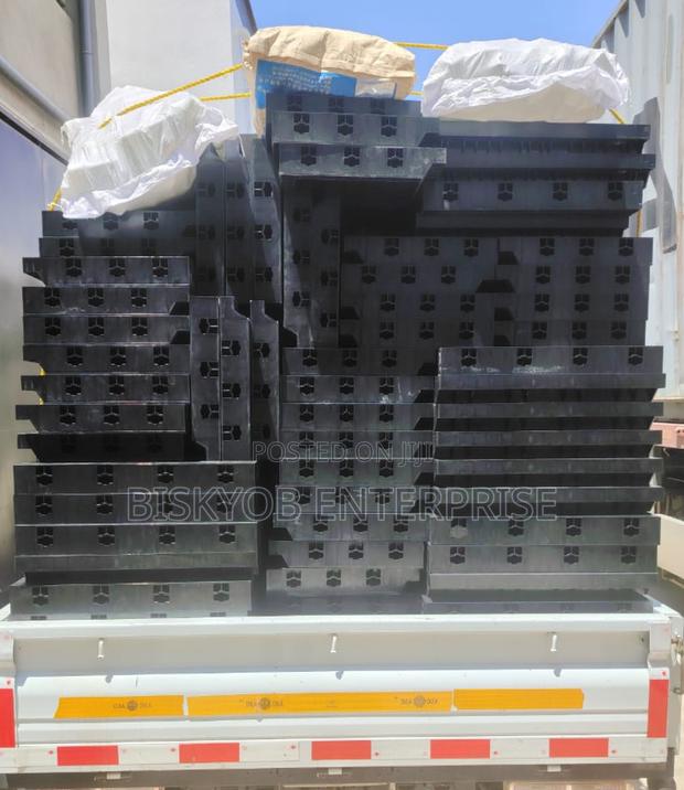 Adjustable Pillars · Photo 1