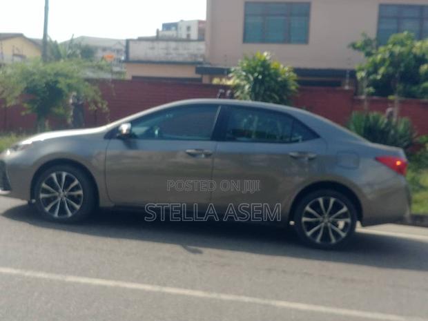 Toyota Corolla 2019 Gray · Photo 3