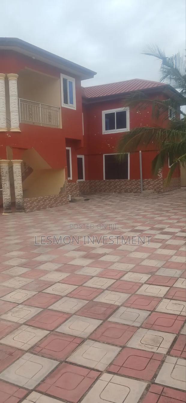 8bdrm Duplex in Sakumono for sale · Photo 2