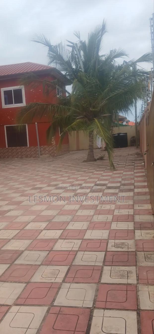 8bdrm Duplex in Sakumono for sale · Photo 3