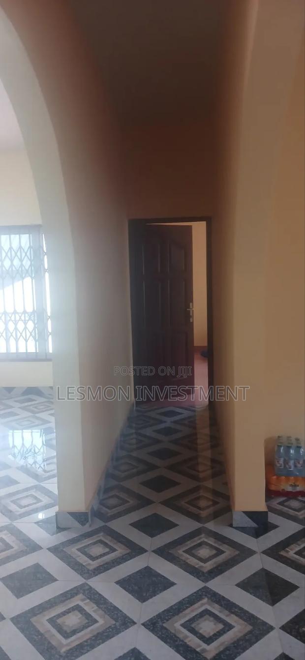 8bdrm Duplex in Sakumono for sale · Photo 7