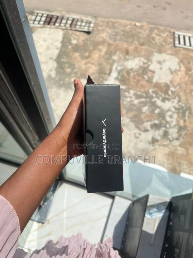 Beyerdynamic Amiron 300 True Wireless Earbuds · Photo 3