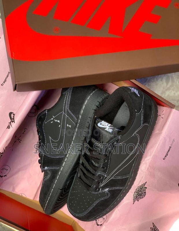 Air Jordan Retro 1 X Travis Scott Black · Photo 1