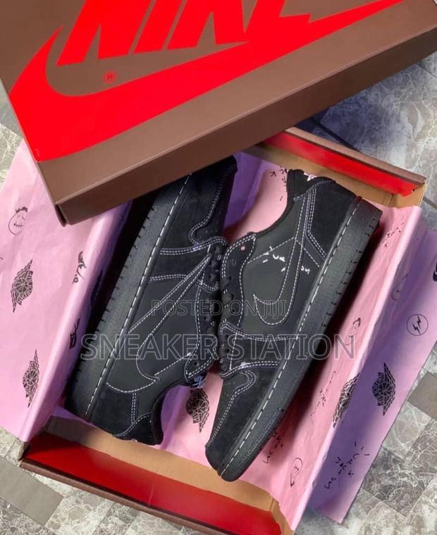 Air Jordan Retro 1 X Travis Scott Black · Photo 2