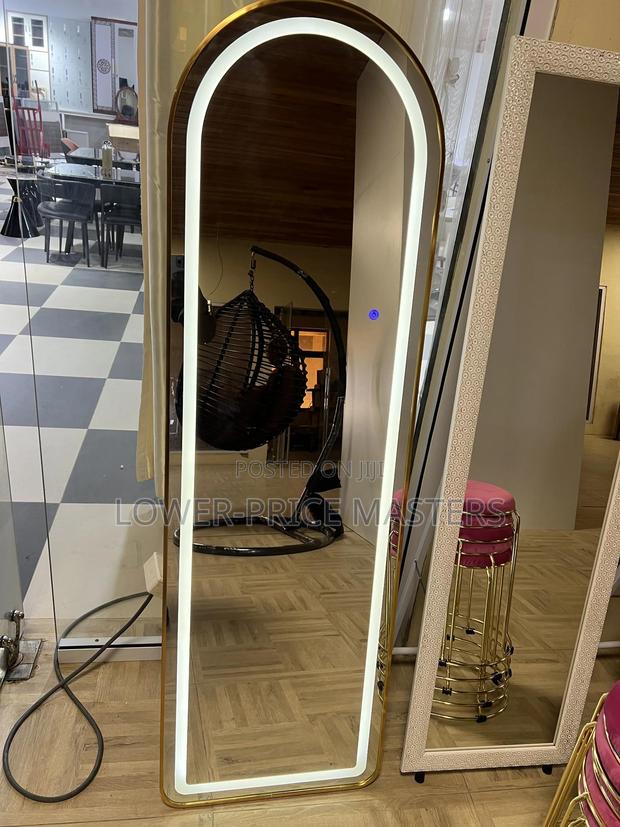 Modern Dressing Mirror With Led Lights · Photo 1