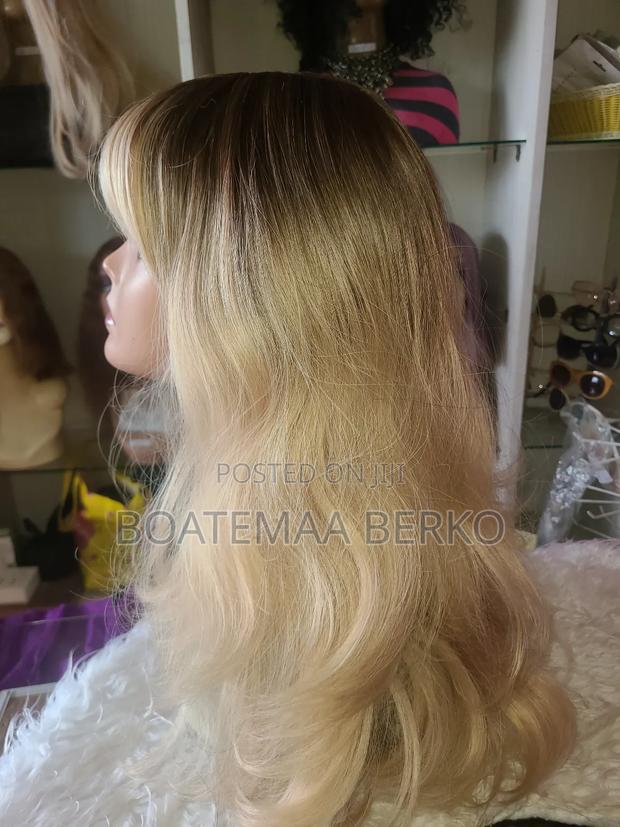 Blonde Wavy French Cut Wig · Photo 7