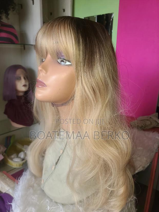 Blonde Wavy French Cut Wig · Photo 3