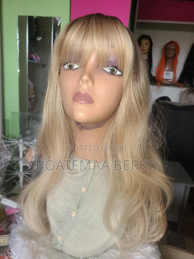 Blonde Wavy French Cut Wig · Photo 2