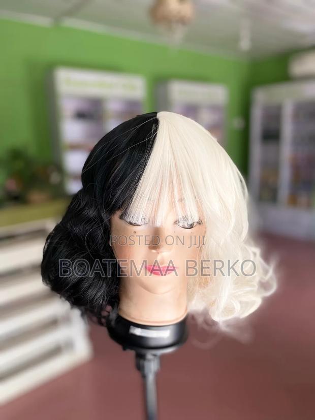 Black White Body Wavy Wig · Photo 1