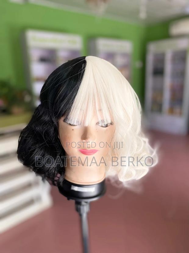 Black White Body Wavy Wig · Photo 3