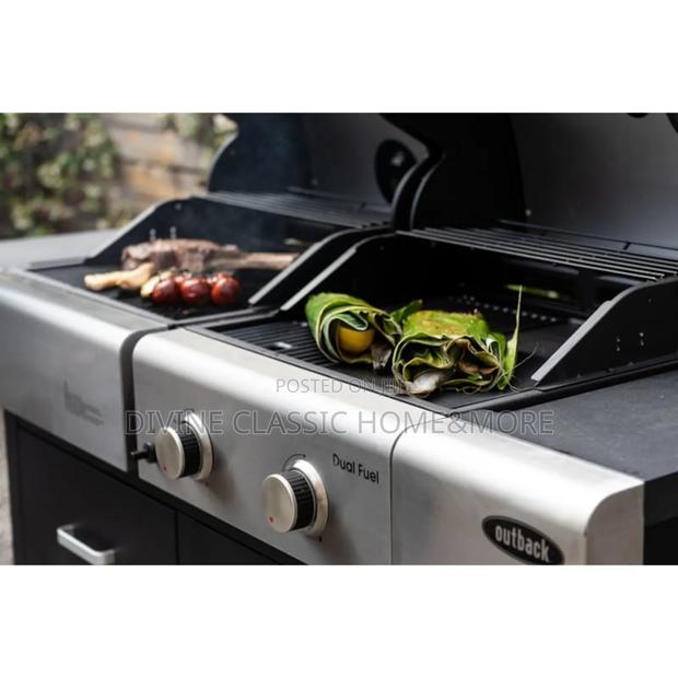 Outback Dual Fuel Gas/Charcoal BBQ With Multicook Plate System · Photo 2