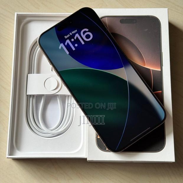 Apple iPhone 16 Pro Max 512 GB Gold · Photo 2