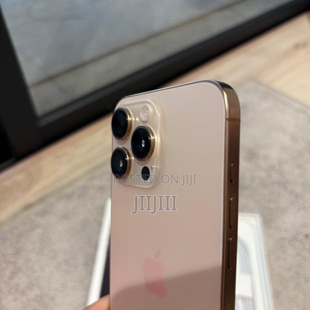 Apple iPhone 16 Pro Max 256 GB Gold · Photo 1