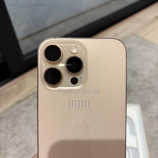 Apple iPhone 16 Pro Max 256 GB Gold · Photo 2
